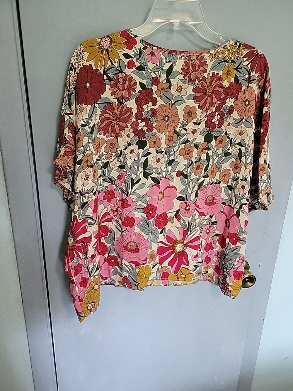 Natural Life Crop Top Nwt   Floral V- in Multi Pink Sz Xs Rayon - Picture 4 of 8